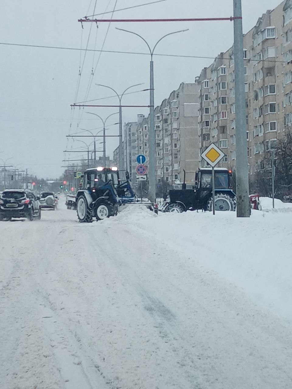 Жители и коммунальщики Московского района объединились против снегопада Жители и коммунальщики Московского района объединились против снегопада