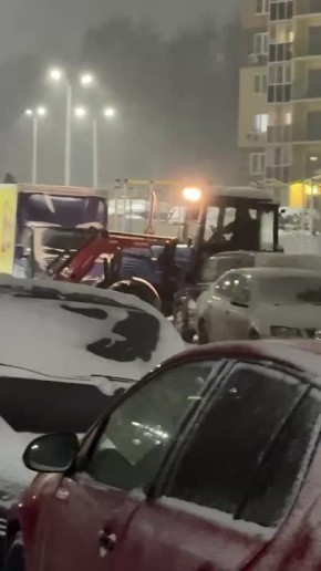 Пример оперативности: как убирают снег в микрорайоне "Солнечный"