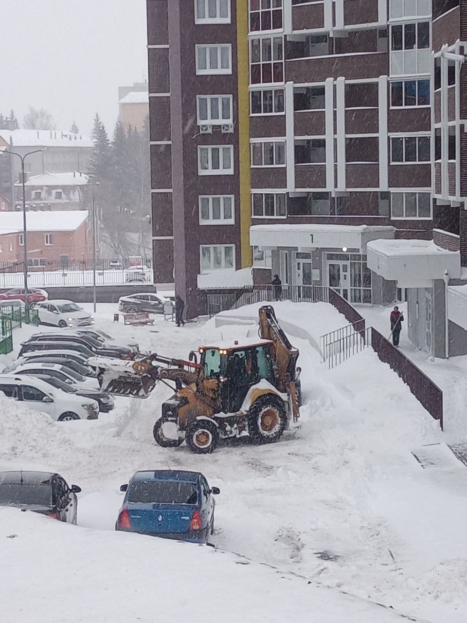 Жители и коммунальщики Московского района объединились против снегопада Жители и коммунальщики Московского района объединились против снегопада