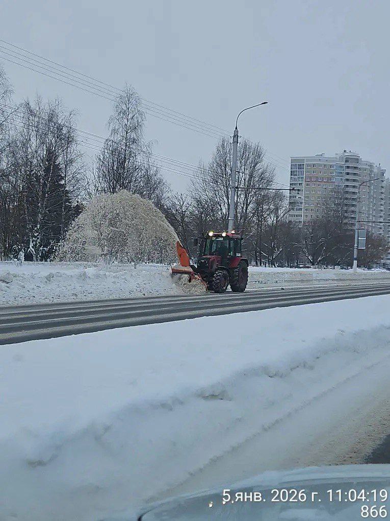 В Новочебоксарске продолжается уборка снега В Новочебоксарске продолжается уборка снега