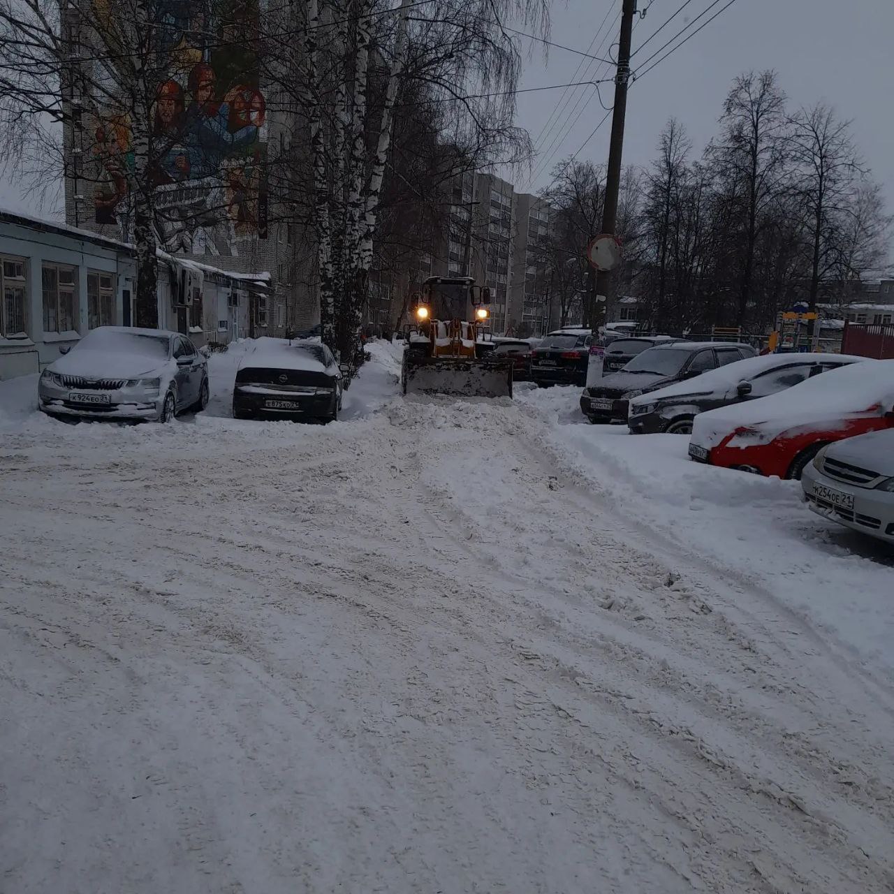 В Новочебоксарске продолжается уборка снега В Новочебоксарске продолжается уборка снега