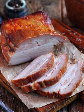 Грудинка, запеченная в духовке: мясной шедевр для настоящих гурманов