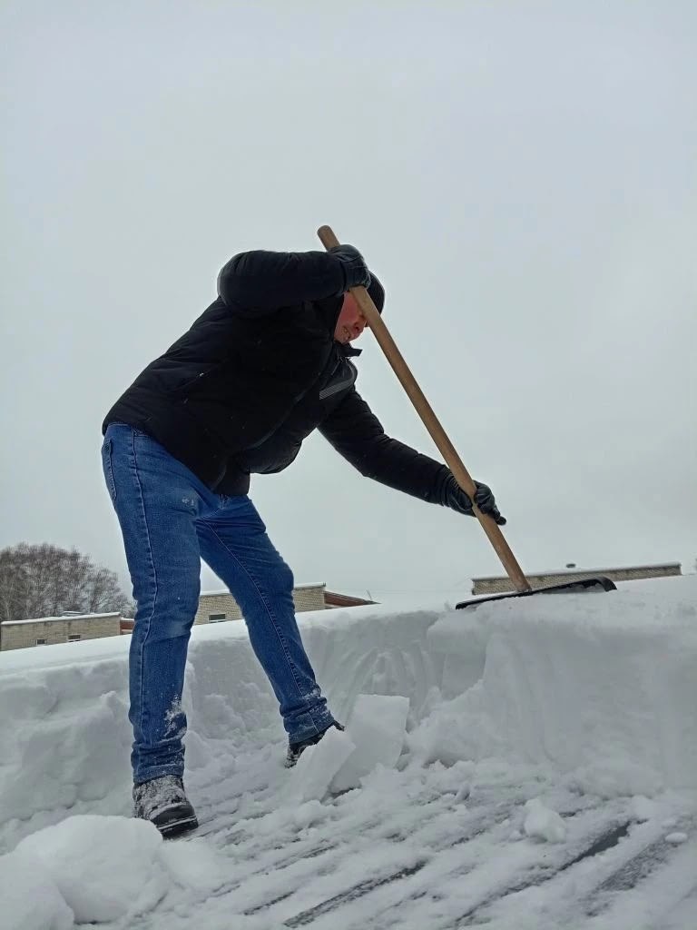 В детских садах города начали очищать от снега крыши теневых навесов и прогулочные площадки В детских садах города начали очищать от снега крыши теневых навесов и прогулочные площадки
