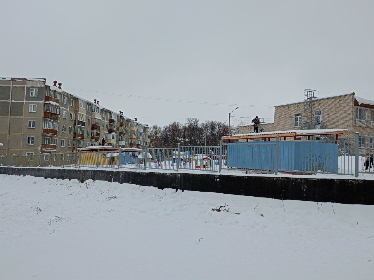 В детских садах города начали очищать от снега крыши теневых навесов и прогулочные площадки В детских садах города начали очищать от снега крыши теневых навесов и прогулочные площадки