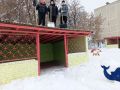 В детских садах города начали очищать от снега крыши теневых навесов и прогулочные площадки