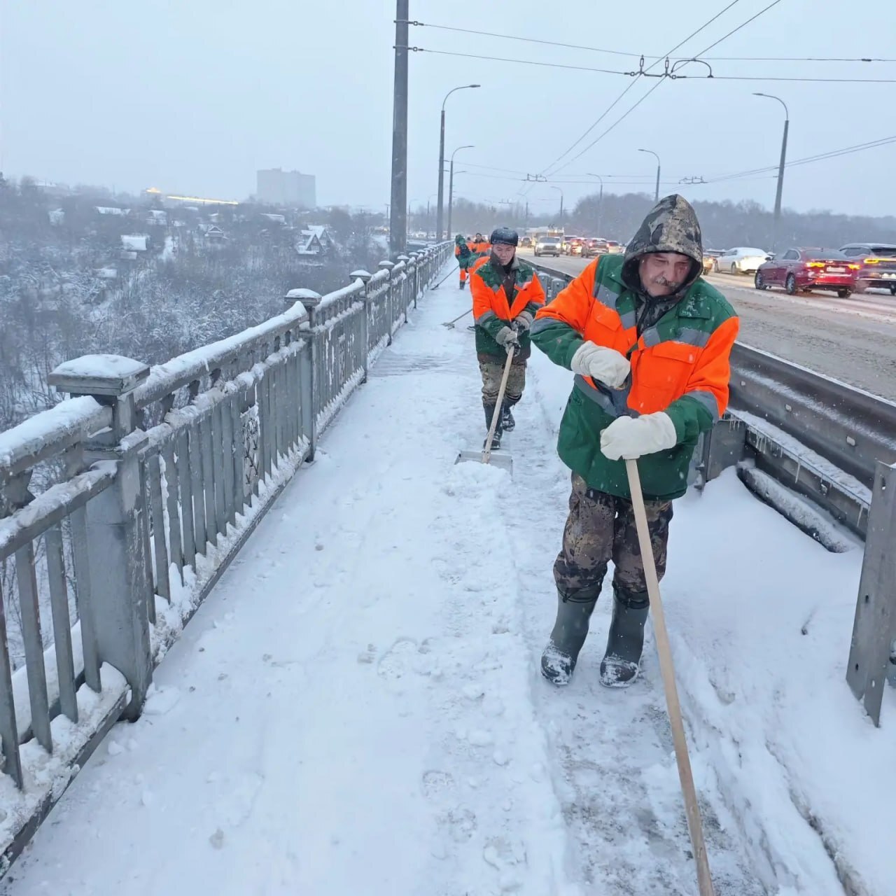 АО «Дорэкс» продолжает уборку снега: сейчас акцент делается на расчистке остановок и пешеходных переходов, подсыпке тротуаров, расширении дорог