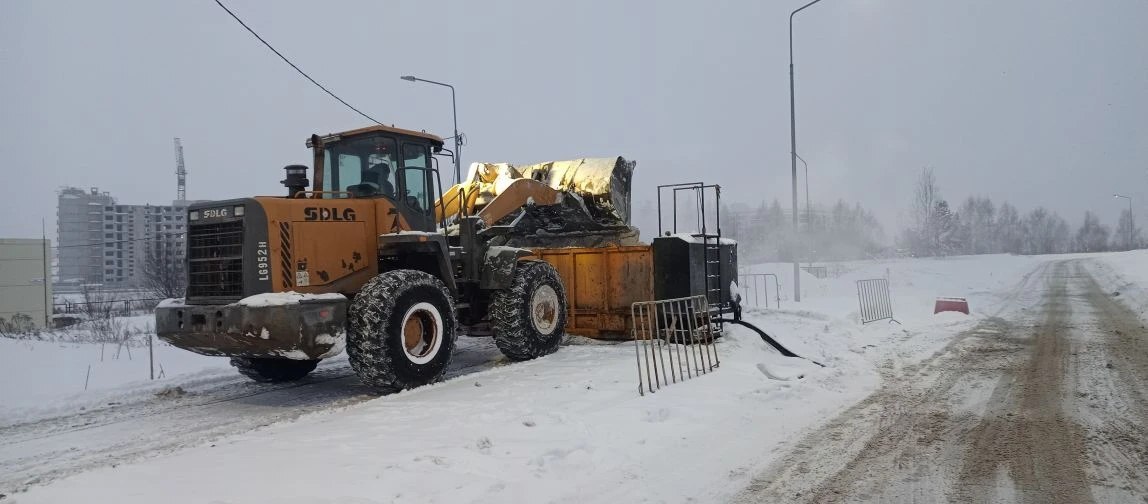 АО «Дорэкс» продолжает уборку снега: сейчас акцент делается на расчистке остановок и пешеходных переходов, подсыпке тротуаров, расширении дорог АО «Дорэкс» продолжает уборку снега: сейчас акцент делается на расчистке остановок и пешеходных переходов, подсыпке тротуаров, расширении дорог