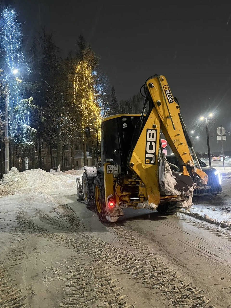 АО «Дорэкс» продолжает уборку снега: сейчас акцент делается на расчистке остановок и пешеходных переходов, подсыпке тротуаров, расширении дорог АО «Дорэкс» продолжает уборку снега: сейчас акцент делается на расчистке остановок и пешеходных переходов, подсыпке тротуаров, расширении дорог