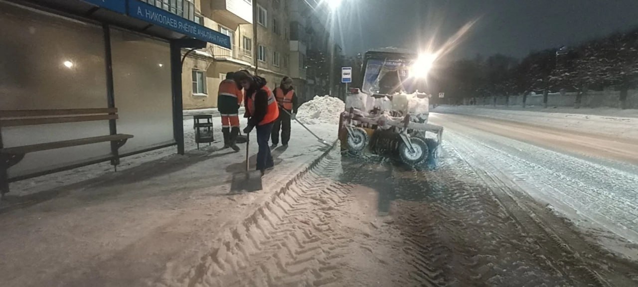 АО «Дорэкс» продолжает уборку снега: сейчас акцент делается на расчистке остановок и пешеходных переходов, подсыпке тротуаров, расширении дорог АО «Дорэкс» продолжает уборку снега: сейчас акцент делается на расчистке остановок и пешеходных переходов, подсыпке тротуаров, расширении дорог