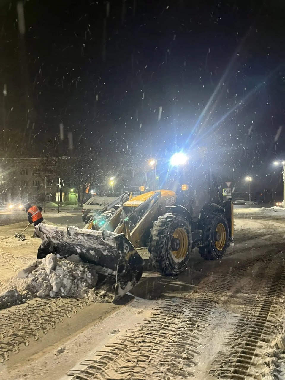 АО «Дорэкс» продолжает уборку снега: сейчас акцент делается на расчистке остановок и пешеходных переходов, подсыпке тротуаров, расширении дорог АО «Дорэкс» продолжает уборку снега: сейчас акцент делается на расчистке остановок и пешеходных переходов, подсыпке тротуаров, расширении дорог