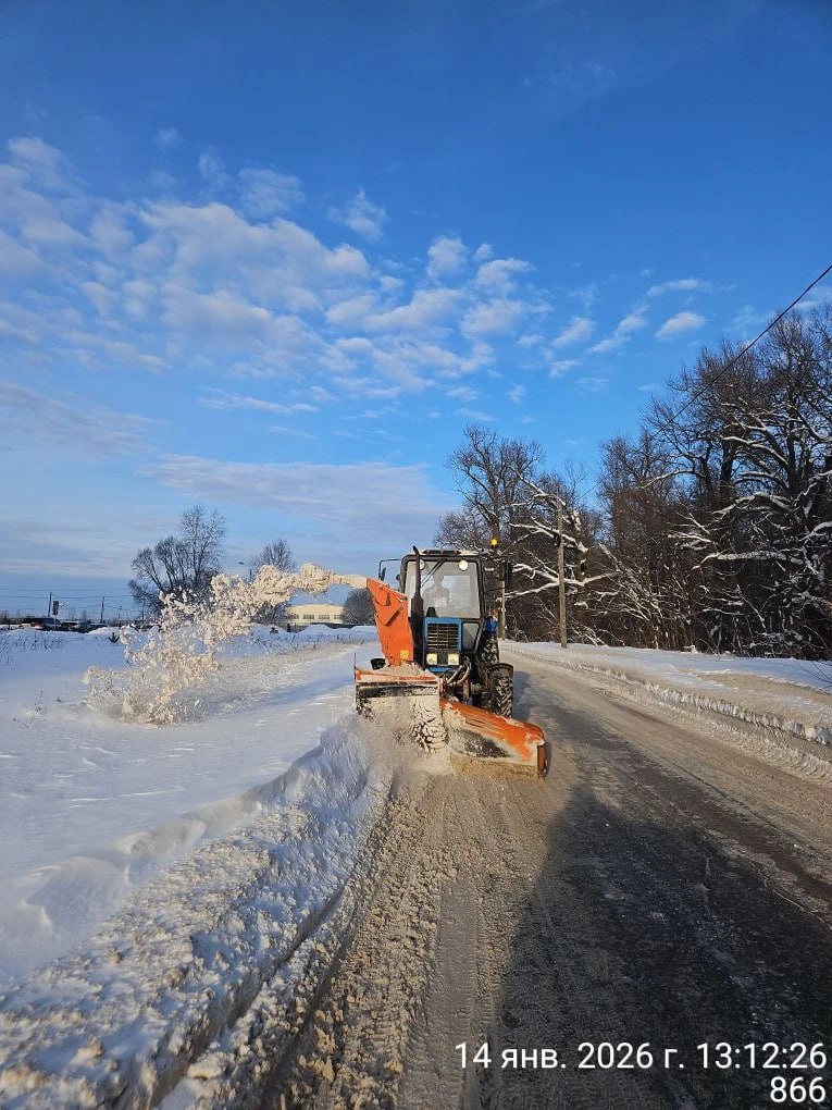 В Новочебоксарске продолжается уборка снега В Новочебоксарске продолжается уборка снега