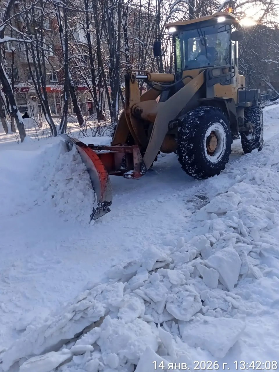 В Новочебоксарске продолжается уборка снега