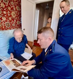 Прокурор Чувашии Эдуард Гиматов лично поздравил ветерана органов прокуратуры, участника Великой Отечественной войны Ивана Григорьевича Григорьева со 102 днем рождения!