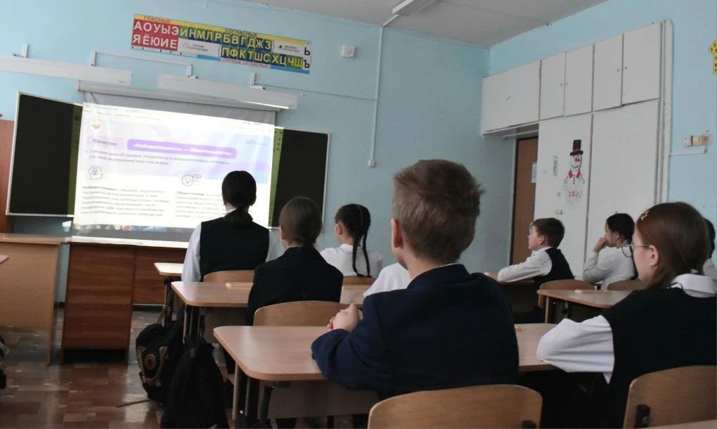 В школах Чебоксар продолжаются профориентационные занятия «Россия - мои горизонты»! В школах Чебоксар продолжаются профориентационные занятия «Россия - мои горизонты»!