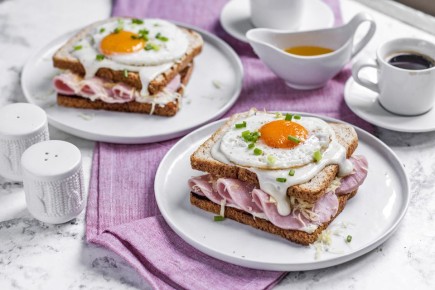 Изысканный сэндвич Крок-мадам с ветчиной, сыром и бешамелем