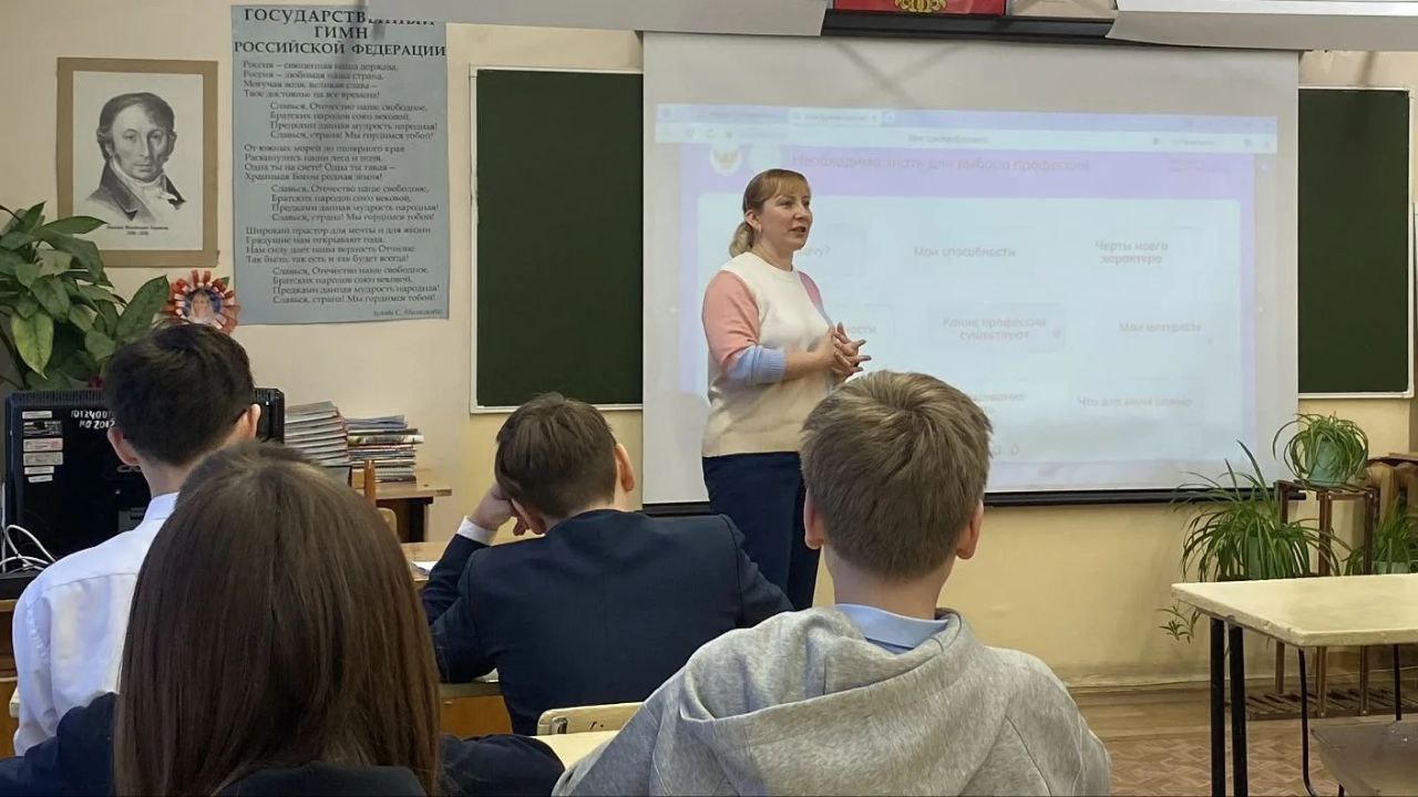 В школах Чебоксар продолжаются профориентационные занятия «Россия - мои горизонты»! В школах Чебоксар продолжаются профориентационные занятия «Россия - мои горизонты»!
