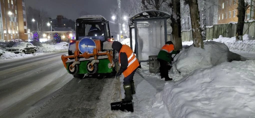 Морозы не страшны: в Чебоксарах убирают снег круглые сутки Морозы не страшны: в Чебоксарах убирают снег круглые сутки