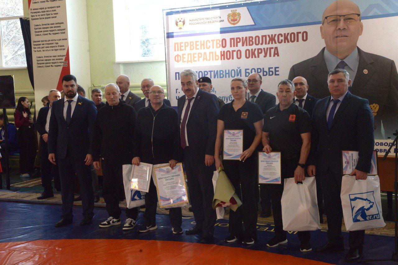 Леонид Черкесов: В Чебоксарах открылось первенство Приволжского федерального округа по спортивной борьбе среди юношей, девушек, юниоров и юниорок на призы заслуженного тренера Чувашии, заслуженного работника физической... Леонид Черкесов: В Чебоксарах открылось первенство Приволжского федерального округа по спортивной борьбе среди юношей, девушек, юниоров и юниорок на призы заслуженного тренера Чувашии, заслуженного работника физической...