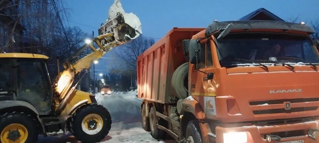 Морозы не страшны: в Чебоксарах убирают снег круглые сутки Морозы не страшны: в Чебоксарах убирают снег круглые сутки