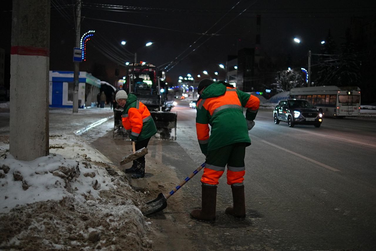 Морозы не страшны: в Чебоксарах убирают снег круглые сутки Морозы не страшны: в Чебоксарах убирают снег круглые сутки