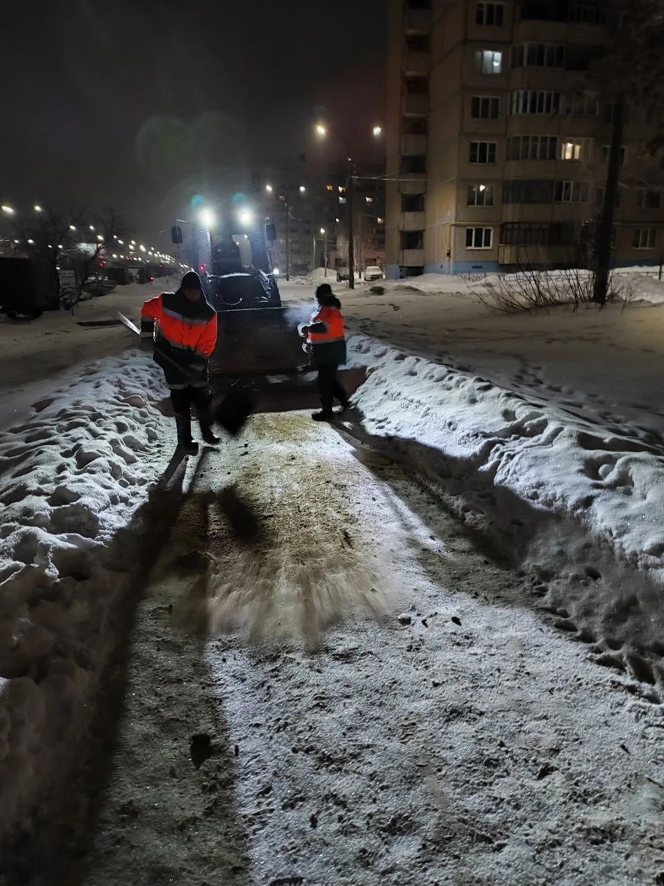 Морозы не страшны: в Чебоксарах убирают снег круглые сутки Морозы не страшны: в Чебоксарах убирают снег круглые сутки