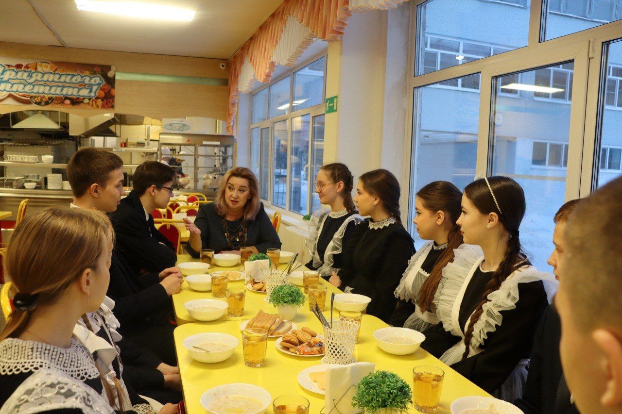 В чебоксарских школах продолжается реализация проекта «Завтрак с директором»!