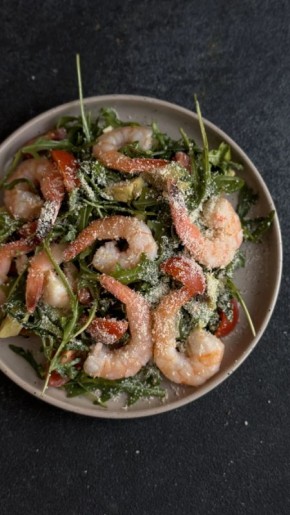 Летний салат с креветками и авокадо