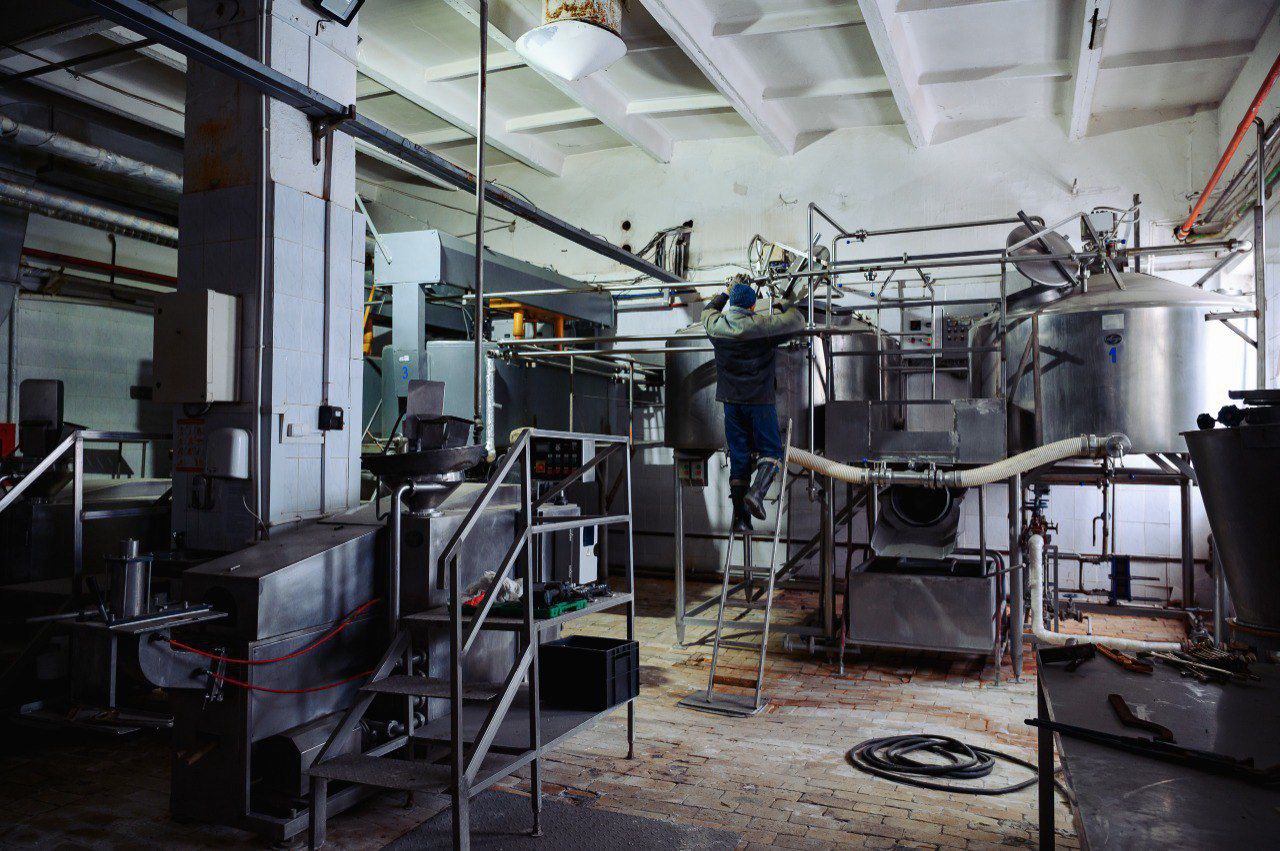 Видите эти фотографии? Это бывший молочный завод в Цивильском округе