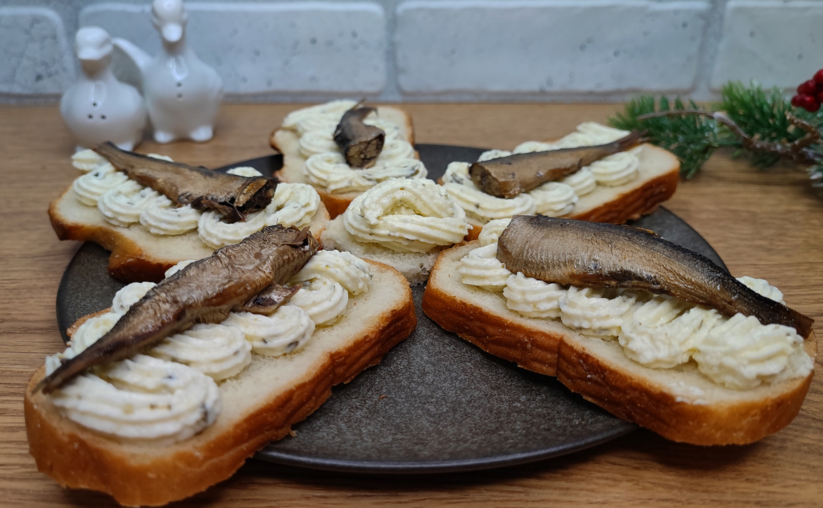Праздничные бутерброды из шпротного крема, которые исчезают с тарелки на глазах