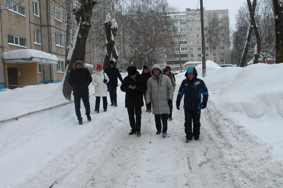 Руководители районных управ продолжают обходы дворовых и внутриквартальных территорий на предмет уборки снега