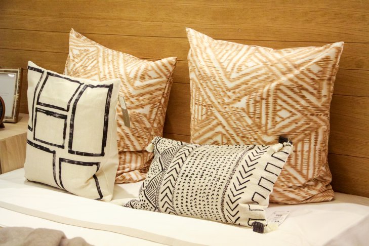 Как почистить подушку из перьев, чтобы она не сбилась: хозяйкам следует знать