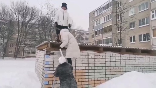 Уборка снега в школах и детских садах проходит дружно и весело!