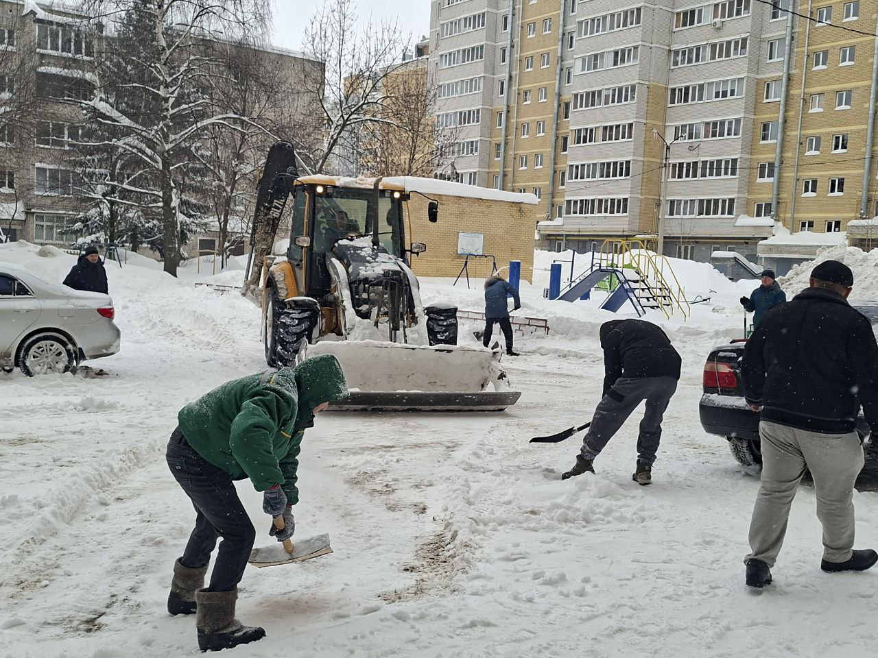 Командная уборка снега в Чебоксарах продолжается! В столице - жёлтый уровень опасности, за сутки выпало больше 20 см снега