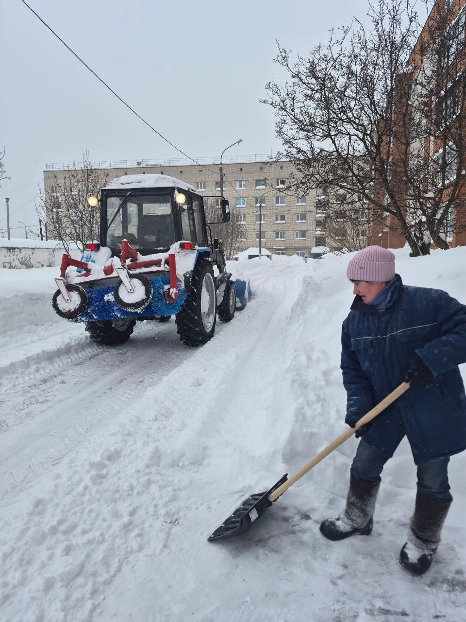 Командная уборка снега в Чебоксарах продолжается! В столице - жёлтый уровень опасности, за сутки выпало больше 20 см снега Командная уборка снега в Чебоксарах продолжается! В столице - жёлтый уровень опасности, за сутки выпало больше 20 см снега