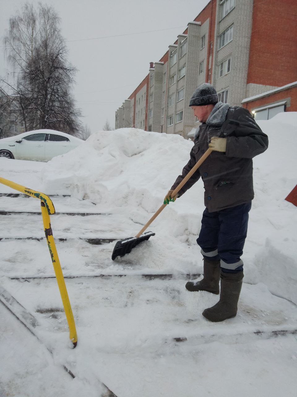 Командная уборка снега в Чебоксарах продолжается! В столице - жёлтый уровень опасности, за сутки выпало больше 20 см снега Командная уборка снега в Чебоксарах продолжается! В столице - жёлтый уровень опасности, за сутки выпало больше 20 см снега