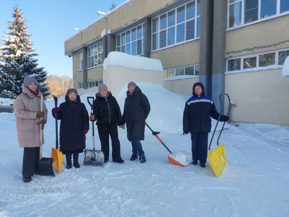 Учреждения культуры вышли на уборку снега