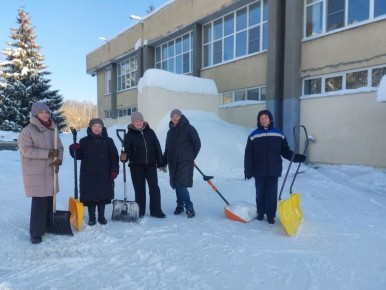 Учреждения культуры вышли на уборку снега