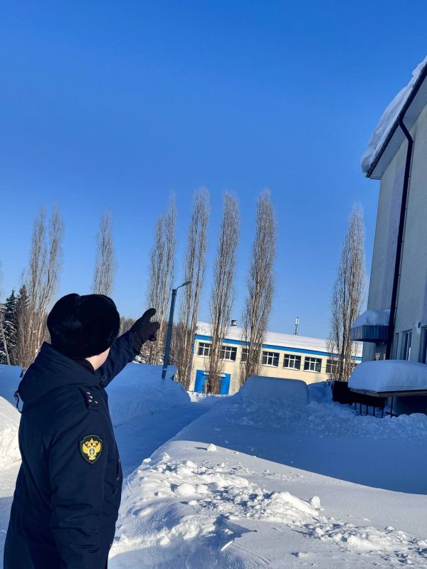 Прокуратурой Янтиковского района проводится проверка исполнения образовательными учреждениями обязанности по очистке крыш и прилегающих территорий от снега