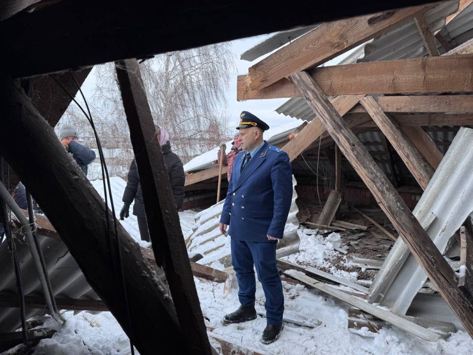 Прокуратура Цивильского района организовала проверку по факту частичного обрушения кровли многоквартирного жилого дома в с. Чурачики