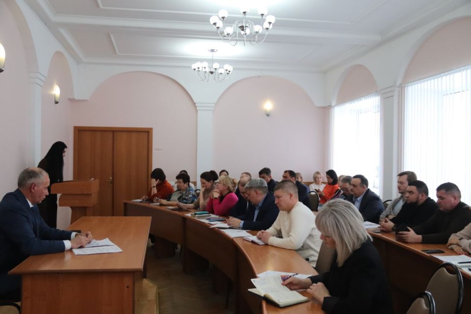 Провел еженедельную городскую планерку