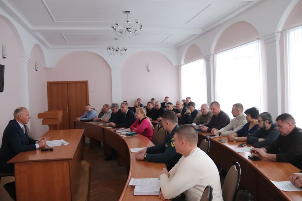 Принял решение о расторжении контракта по уборке пешеходных зон и тротуаров в связи с невыполнением обязательств в полном объеме