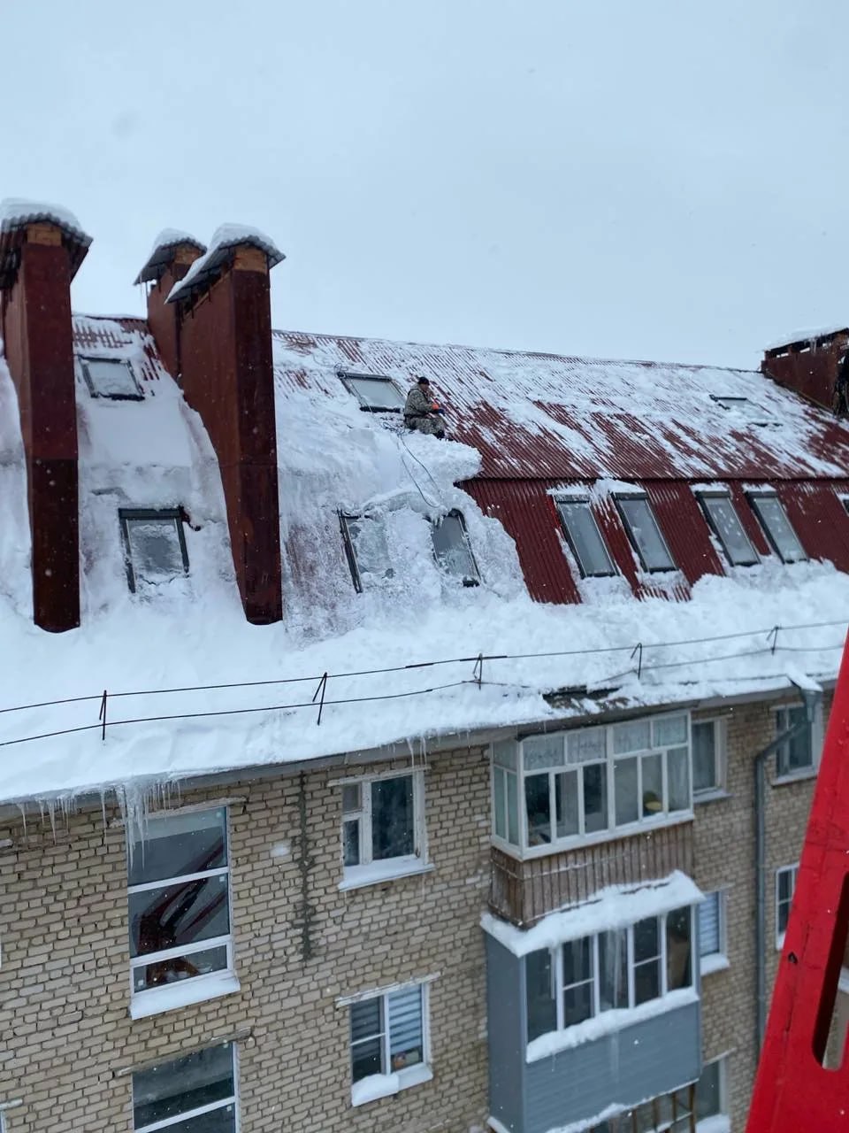 Управляющие компании проводят работу по очистке кровли домов от снега наледи и сосулек Управляющие компании проводят работу по очистке кровли домов от снега наледи и сосулек