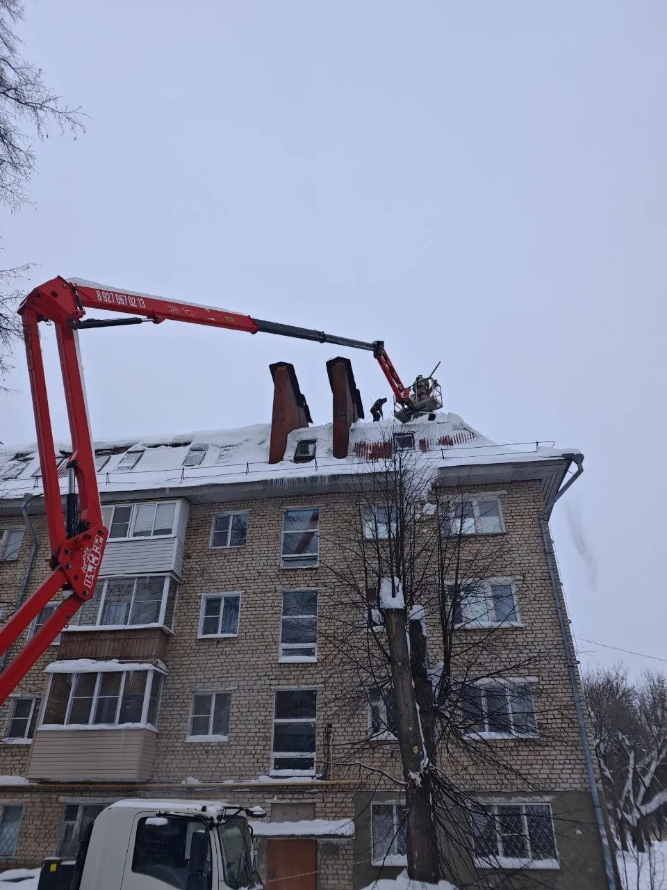 Управляющие компании проводят работу по очистке кровли домов от снега наледи и сосулек