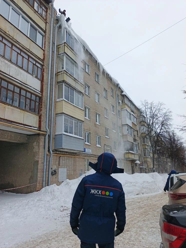 Управляющие компании проводят работу по очистке кровли домов от снега наледи и сосулек Управляющие компании проводят работу по очистке кровли домов от снега наледи и сосулек