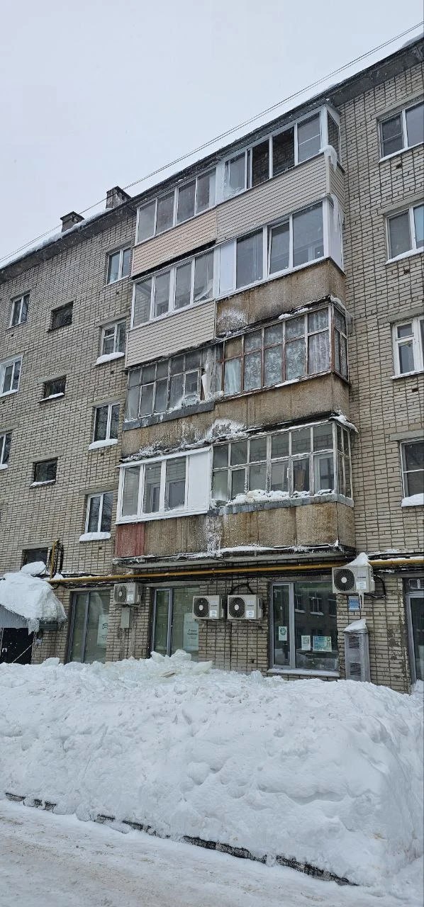 Управляющие компании проводят работу по очистке кровли домов от снега наледи и сосулек Управляющие компании проводят работу по очистке кровли домов от снега наледи и сосулек