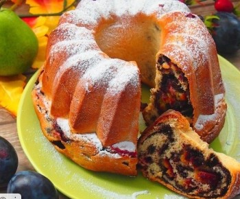 Кекс с маком и сливами