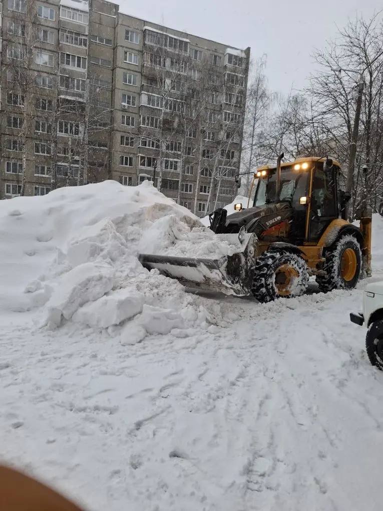 Районы города продолжают очищать дворы и крыши от снега и сосулек Районы города продолжают очищать дворы и крыши от снега и сосулек