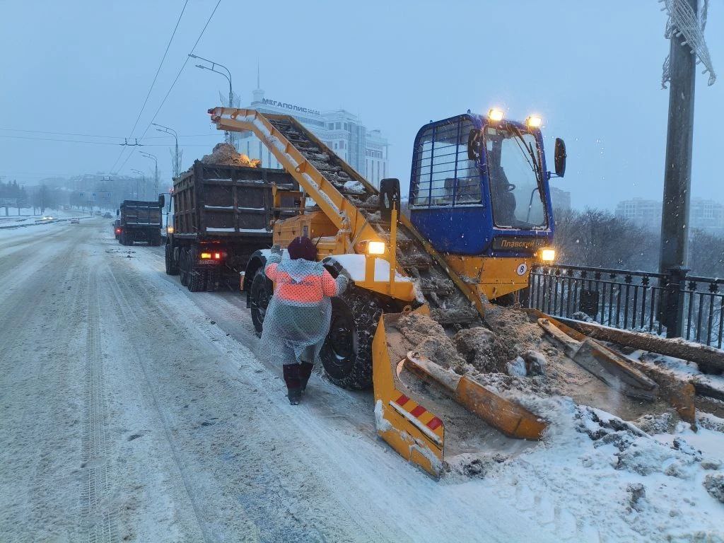 Городские службы продолжают масштабную работу по расчистке дорог и тротуаров