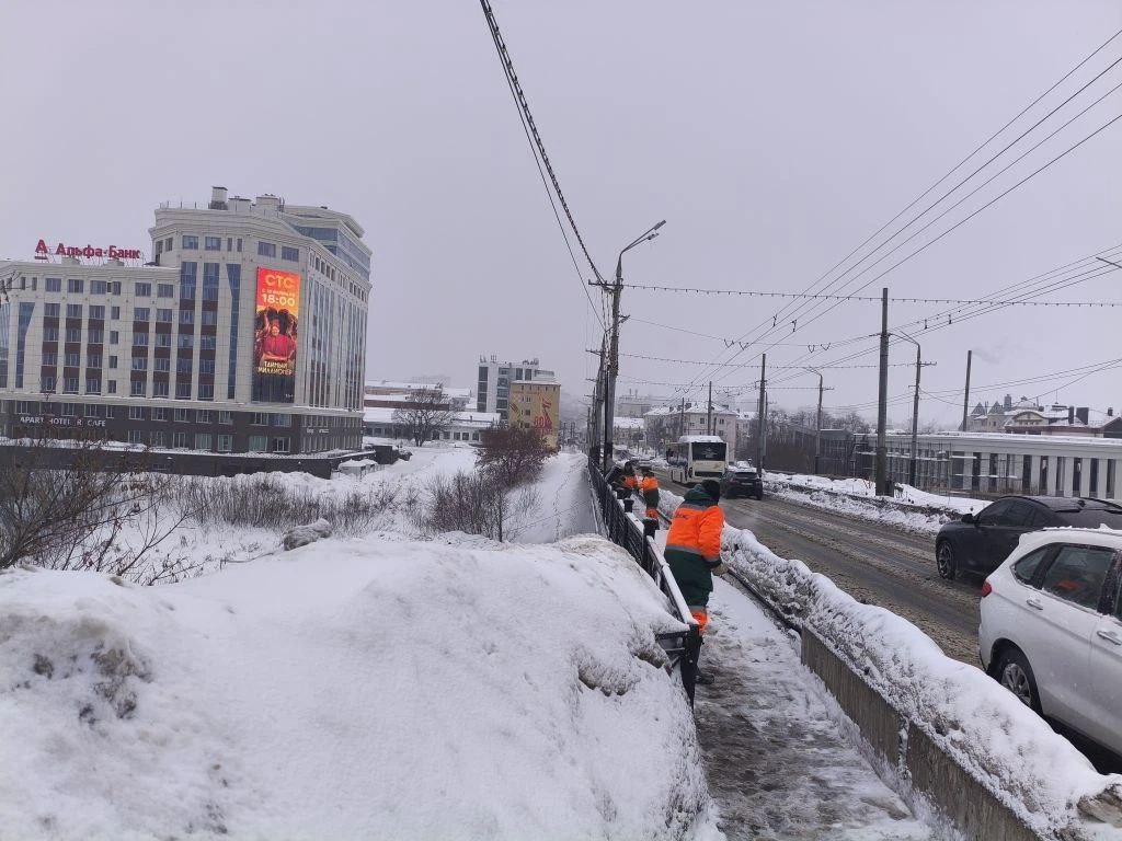 Городские службы продолжают масштабную работу по расчистке дорог и тротуаров Городские службы продолжают масштабную работу по расчистке дорог и тротуаров