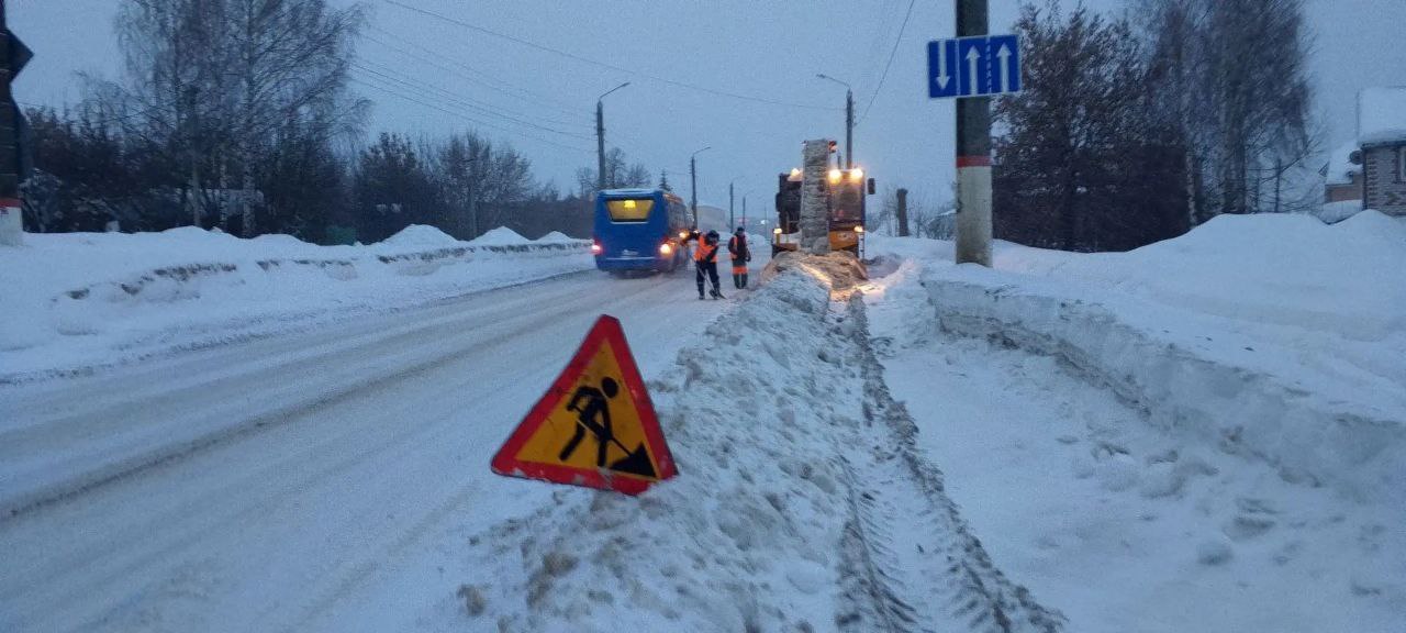 Городские службы продолжают масштабную работу по расчистке дорог и тротуаров Городские службы продолжают масштабную работу по расчистке дорог и тротуаров